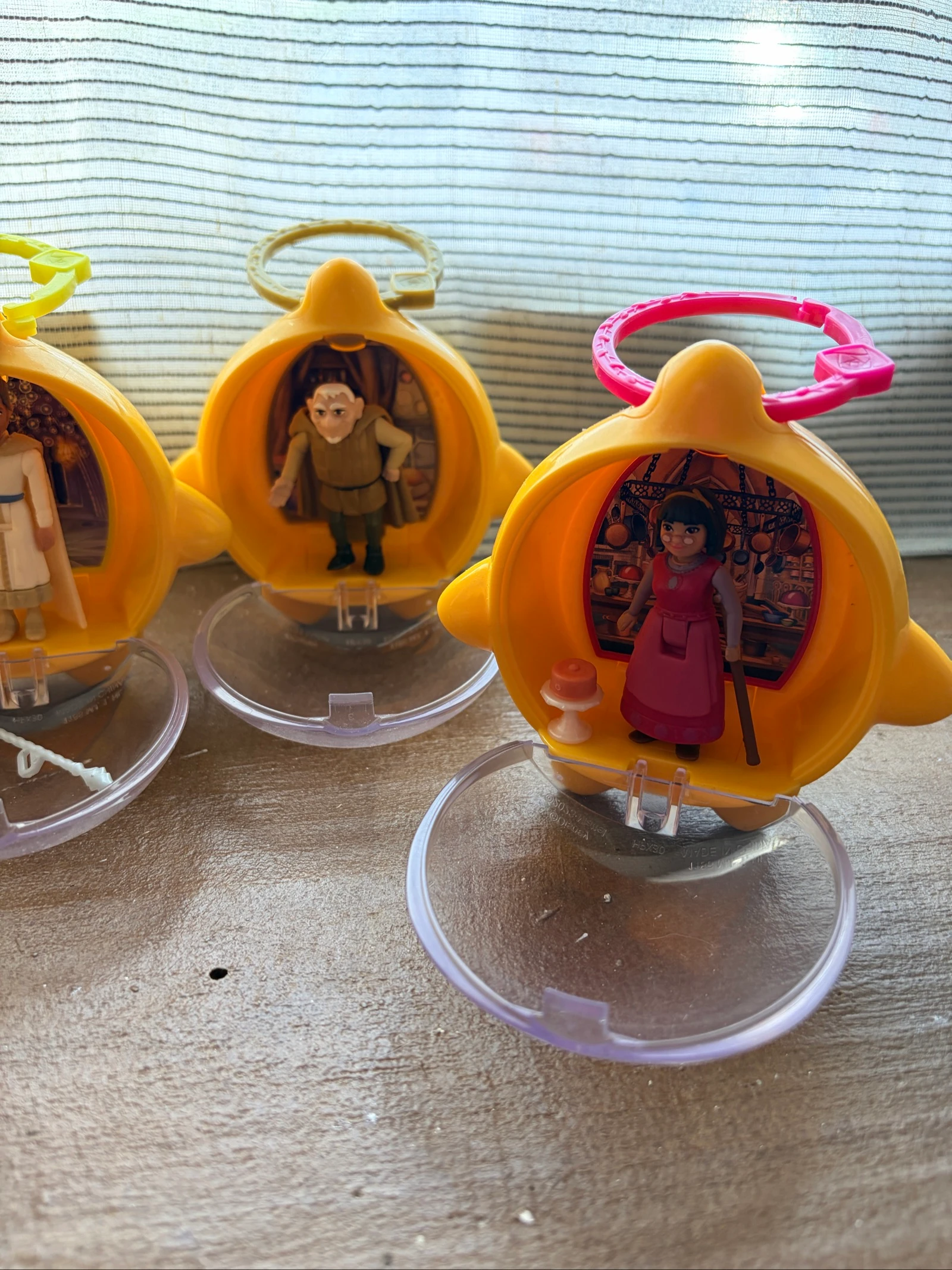 Lot de 4 Boules Surprise Disney Wish avec mini figurines et accessoires  – photo 3